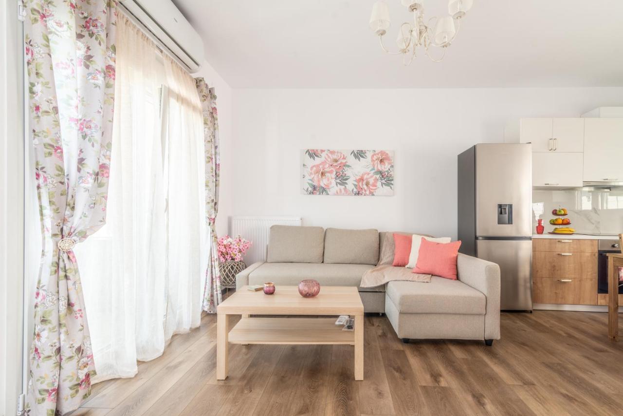 Sophia'S Comfortable Home With A Private Backyard Gazi Екстериор снимка